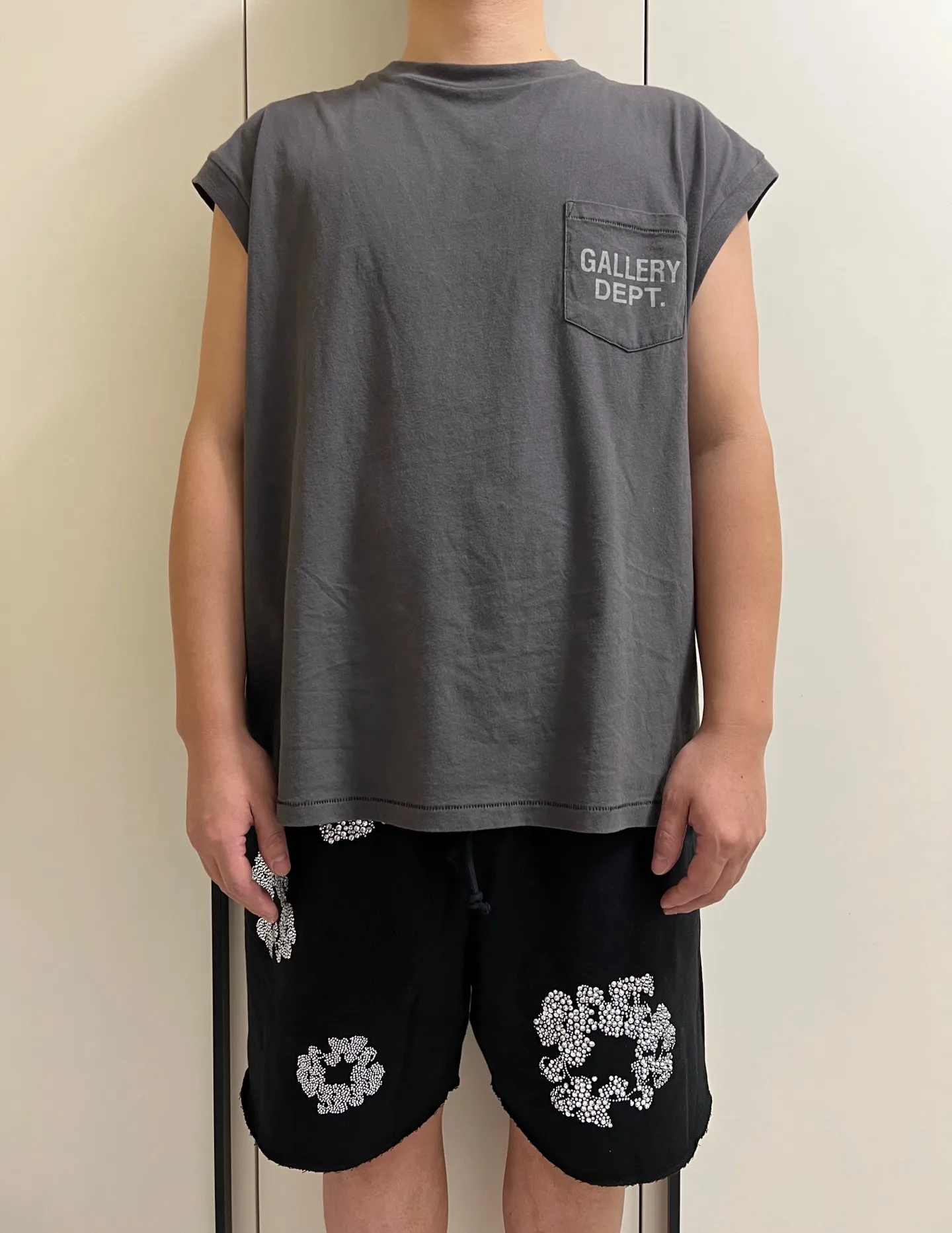 GALLERY DEPT. AUGI SLEEVELESS TEE/VINTAGE BLACK/NAVY/WHT English pocket sleeveless vest TEE Washed black/navy blue/white S-XL Same as the original version Super comfortable summer brushed lightweight material No sense of comfort on the upper body Loose and crisp fit Comfortable and breathable